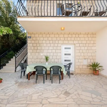 In Arbanija Mit Meerblick, Balkon, Klimaanlage, W-lan 5137-1 דירה טרוגיר