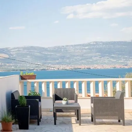 In Arbanija Mit Meerblick, Balkon, Klimaanlage, W-lan 5137-1 * טרוגיר