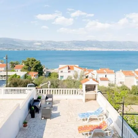 In Arbanija Mit Meerblick, Balkon, Klimaanlage, W-lan 5137-1 דירה