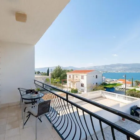 דירה In Arbanija Mit Meerblick, Balkon, Klimaanlage, W-lan 5137-1 טרוגיר